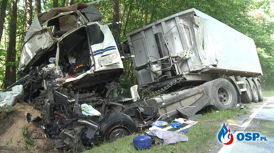 Zderzenie dwóch ciężarówek w Borzęcinie. Zginął jeden z kierowców. OSP Ochotnicza Straż Pożarna