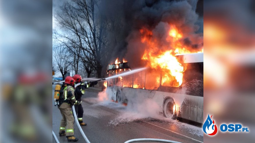 Miejski autobus stanął w ogniu. Poranny pożar w Skarżysku-Kamiennej. OSP Ochotnicza Straż Pożarna