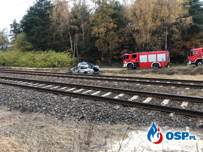 Wjechał autem wprost przed jadący pociąg. Wypadek na przejeździe kolejowym. OSP Ochotnicza Straż Pożarna