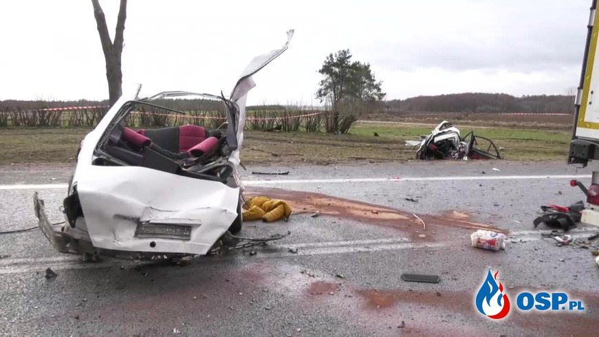 Mercedes rozpadł się po zderzeniu. Nie żyje dwóch nastolatków. OSP Ochotnicza Straż Pożarna