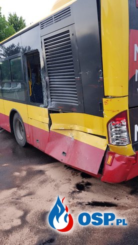 Wóz strażaków z OSP Sanie zderzył się z autobusem. Dwie osoby zostały ranne. OSP Ochotnicza Straż Pożarna