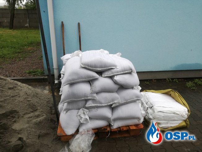 Działania przeciwpowodziowe, wypełnianie worków piaskiem - 23 maja 2019r. OSP Ochotnicza Straż Pożarna