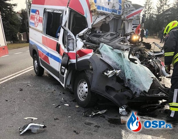 Kierowca karetki pogotowia zginął w wypadku w Zawierciu. Ambulans zderzył się z ciężarówką. OSP Ochotnicza Straż Pożarna