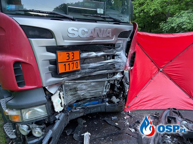Czołowe zderzenie samochodu z cysterną w Wielkopolsce. Zginął 31-letni kierowca. OSP Ochotnicza Straż Pożarna