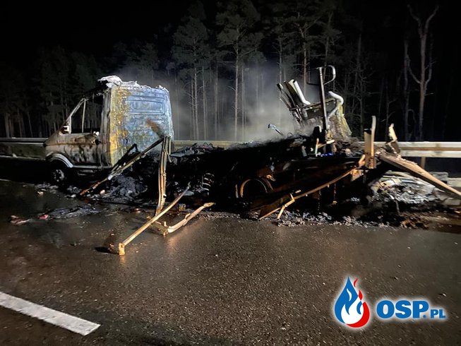 Nocny pożar na trasie S3. Auto dostawcze doszczętnie spłonęło. OSP Ochotnicza Straż Pożarna