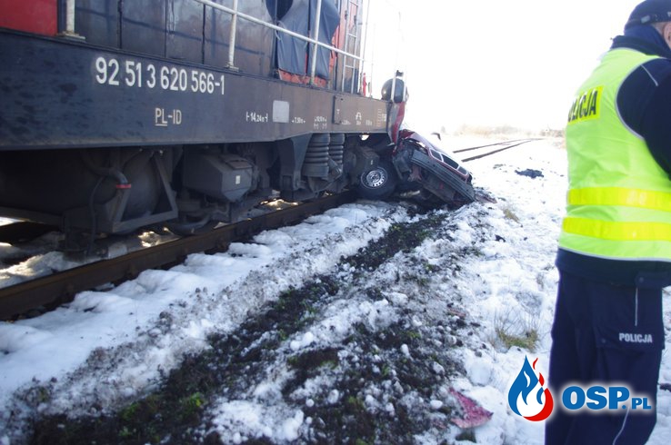 32-latek zginął w wypadku na przejeździe kolejowym. Wjechał autem wprost pod pociąg. OSP Ochotnicza Straż Pożarna