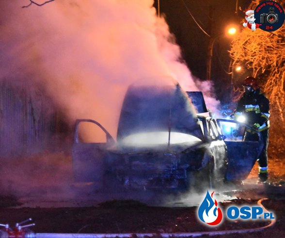 Nocny pożar samochodu w Warszawie. Auto doszczętnie spłonęło. OSP Ochotnicza Straż Pożarna
