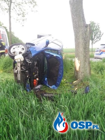 Pijany kierowca uderzył w wyprzedzany samochód, sam wjechał w drzewo OSP Ochotnicza Straż Pożarna