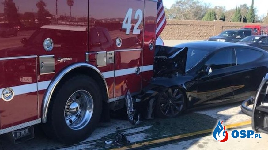 Autonomiczna Tesla wjechała w wóz strażacki. Wiadomo dlaczego. OSP Ochotnicza Straż Pożarna