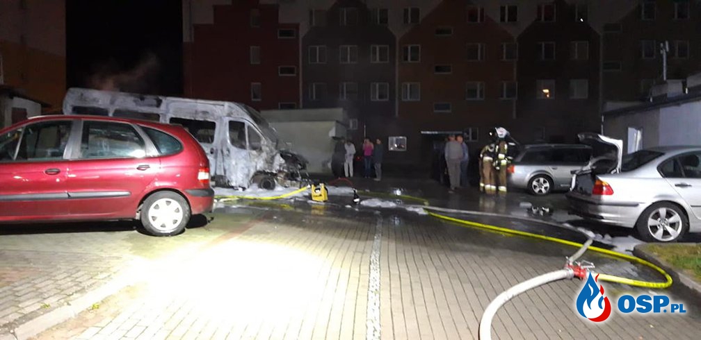 Dwa auta spłonęły, ogień uszkodził jeszcze cztery pojazdy. Nocny pożar w Prabutach. OSP Ochotnicza Straż Pożarna
