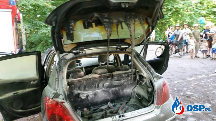 Niedogaszony grill w bagażniku... Samochód spłonął. OSP Ochotnicza Straż Pożarna