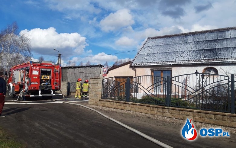 Pożar domu w Osłowie. W akcji 10 zastępów strażaków. OSP Ochotnicza Straż Pożarna