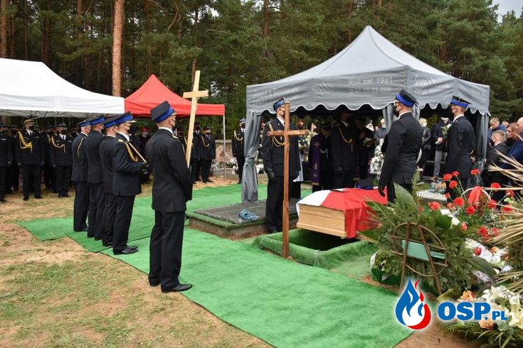 Strażacy pożegnali z honorami zmarłego kolegę. St. ogn. Piotr Skarbek spoczął w Suchedniowie. OSP Ochotnicza Straż Pożarna