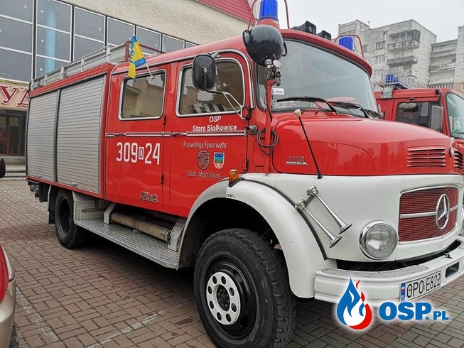 "Kiedyś nam pomogli, teraz spłacamy dług." Wóz bojowy z OSP Stare Siołkowice przekazano na Ukrainę. OSP Ochotnicza Straż Pożarna