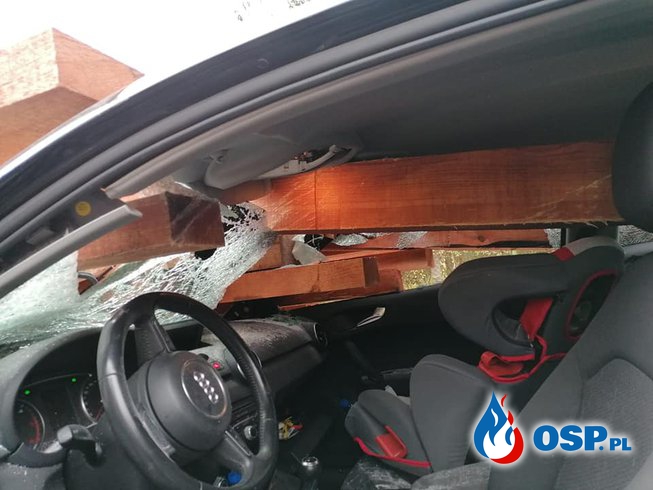 Kierowca "oszukał przeznaczenie". Drewniane belki przebiły szybę samochodu. OSP Ochotnicza Straż Pożarna