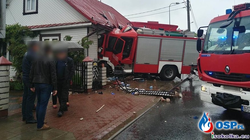 Wóz bojowy uderzył w samochód i wjechał w dom. Strażacy jechali do akcji. OSP Ochotnicza Straż Pożarna