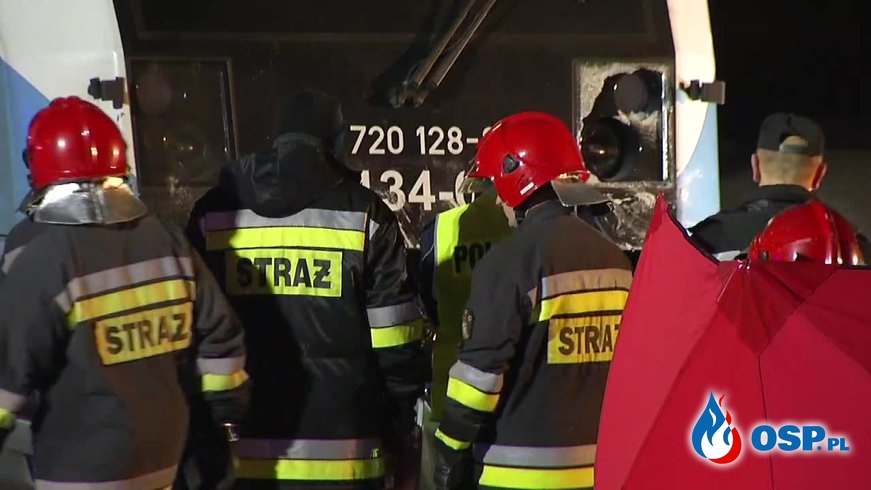 Dwie osoby zginęły w wypadku w Rzeszowie. Passat zderzył się z szynobusem. OSP Ochotnicza Straż Pożarna