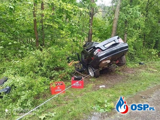 Pijany kierowca rozbił BMW na drzewie. Zginął pasażer. OSP Ochotnicza Straż Pożarna
