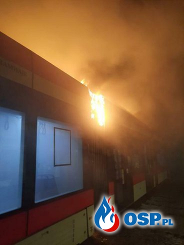 Pożar w zajezdni tramwajowej w Gdańsku. Dwa tramwaje spłonęły, kolejne dwa są uszkodzone. OSP Ochotnicza Straż Pożarna