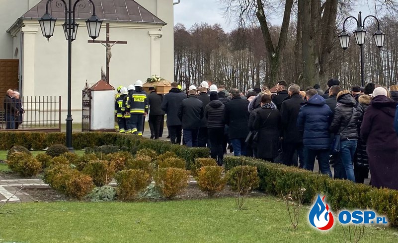 Strażak potrącony na miejscu zdarzenia drogowego. Dziś odbył się pogrzeb druha Piotra. OSP Ochotnicza Straż Pożarna