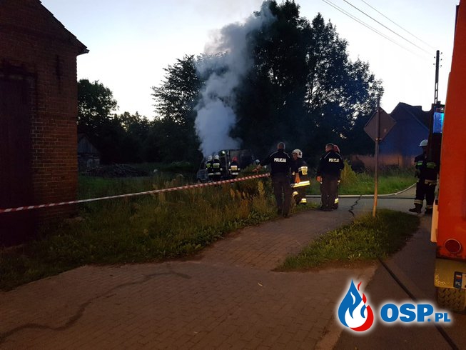 Pożar samochodu w miejscowości Gosław (gm. Trzebiatów) OSP Ochotnicza Straż Pożarna