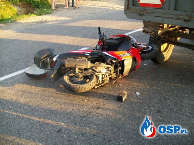 Motorower pod przyczepą- dwie osoby ranne. OSP Ochotnicza Straż Pożarna