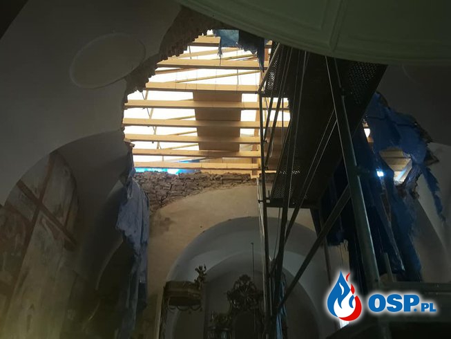 Porządkowanie kościoła w Hajdukach Nyskich OSP Ochotnicza Straż Pożarna