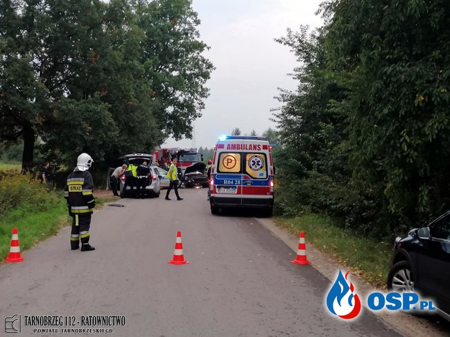 Wypadek radiowozu podczas pościgu. 4 osoby ranne, wśród nich policjanci. OSP Ochotnicza Straż Pożarna