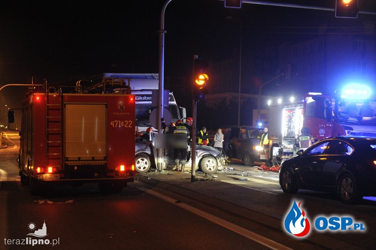 Opel wjechał pod ciężarówkę. Zginęły dwie kobiety. OSP Ochotnicza Straż Pożarna
