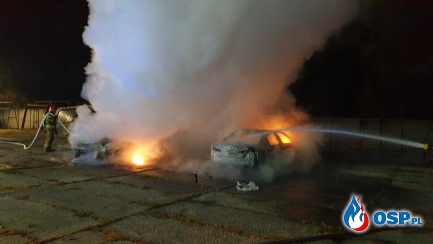 Nocny pożar w Skarżysku-Kamiennej. Spłonęły dwa pojazdy. OSP Ochotnicza Straż Pożarna