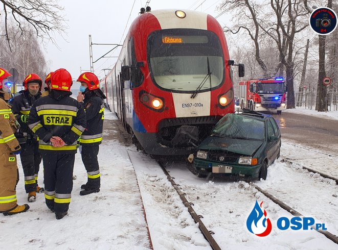 Kobieta z trójką dzieci w szpitalu po zderzeniu auta z pociągiem w Warszawie OSP Ochotnicza Straż Pożarna