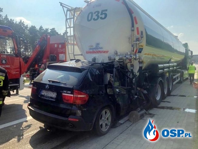 Makabryczny wypadek na A2. BMW wbiło się w cysternę, kierowca auta zginął na miejscu. OSP Ochotnicza Straż Pożarna