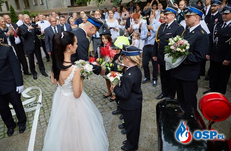 Mali strażacy uświetnili ślub strażaka z Wieruszowa OSP Ochotnicza Straż Pożarna
