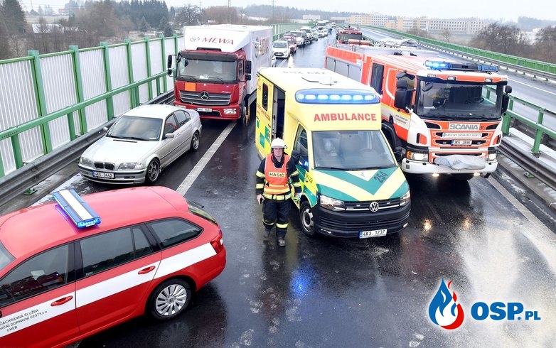 Rozpędzony samochód staranował wóz czeskich strażaków! OSP Ochotnicza Straż Pożarna