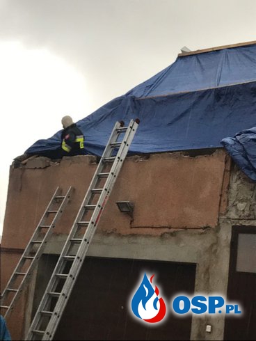 Zerwane poszycie dachowe w miejscowości Granice OSP Ochotnicza Straż Pożarna