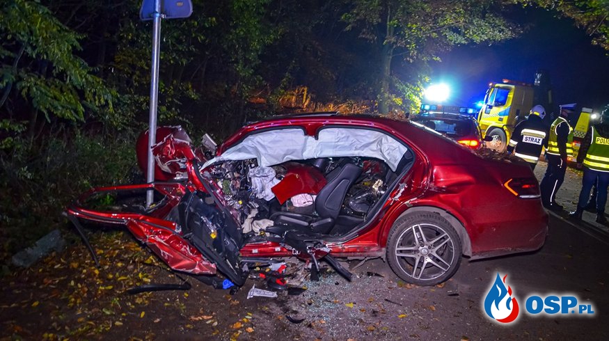 Tragiczny wypadek pod Jarocinem. Mercedes roztrzaskał się na drzewie, z auta wypadł silnik. OSP Ochotnicza Straż Pożarna
