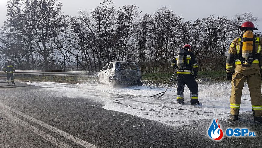 Samochód zapalił się po uderzeniu w barierę OSP Ochotnicza Straż Pożarna