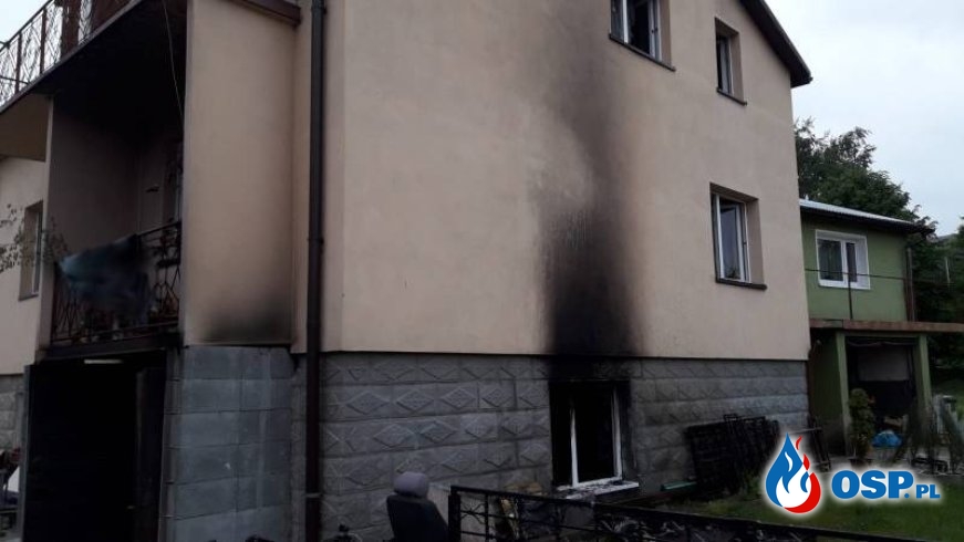 Mężczyzna ranny w pożarze w Marcinkowicach. Spłonął garaż i samochód osobowy. OSP Ochotnicza Straż Pożarna