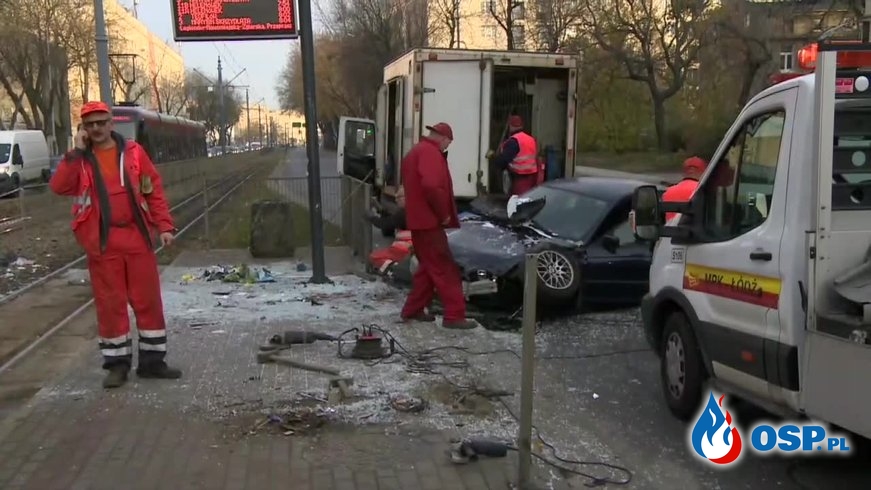 Pijany kierowca BMW staranował przystanek. Groźny wypadek w Łodzi. OSP Ochotnicza Straż Pożarna