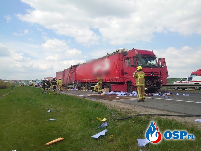 Trzy ciężarówki zderzyły się na A4. Jeden z kierowców nie żyje. OSP Ochotnicza Straż Pożarna
