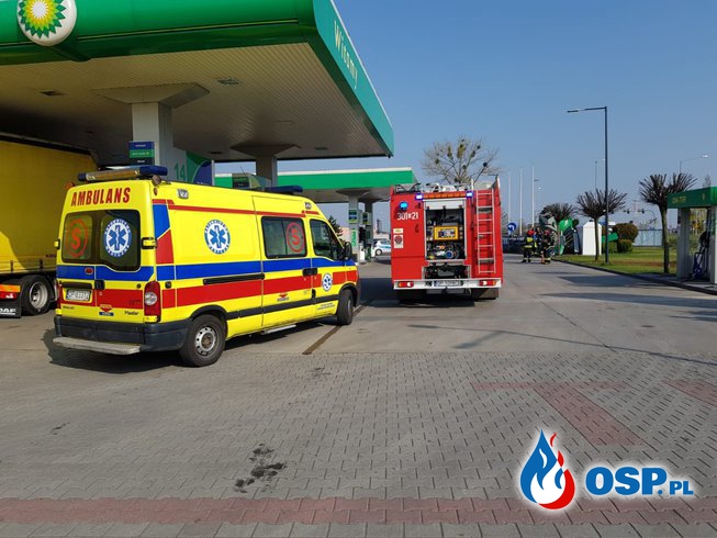 Betoniarka staranowała dystrybutor na stacji benzynowej. OSP Ochotnicza Straż Pożarna