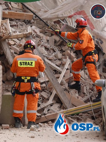 Katastrofa budowlana w Warszawie. Strażacy przeszukują gruzy zabytkowej kamienicy. OSP Ochotnicza Straż Pożarna