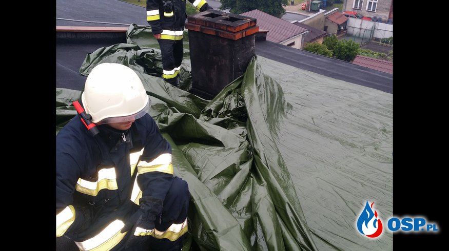 Zalewanie poddasza i mieszkań z dachu w Białej OSP Ochotnicza Straż Pożarna