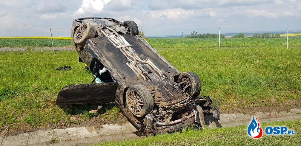 Wypadek na autostradzie. Mercedes S63 AMG wypadł z drogi i dachował. OSP Ochotnicza Straż Pożarna