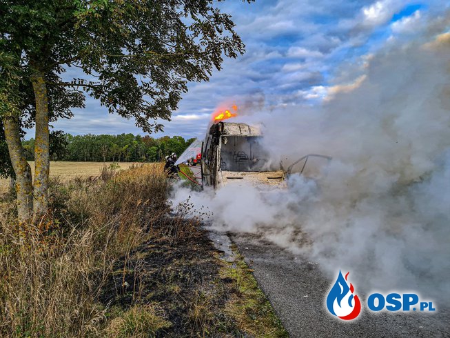 Bus stanął w ogniu. Akcja gaśnicza w pobliżu miejscowości Konotop. OSP Ochotnicza Straż Pożarna