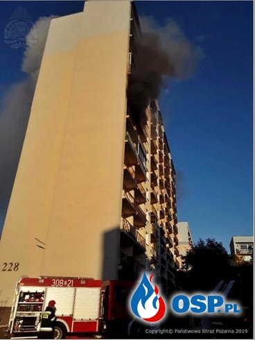 Ogień odciął lokatorowi drogę ucieczki. Strażacy ewakuowali go z balkonu. OSP Ochotnicza Straż Pożarna