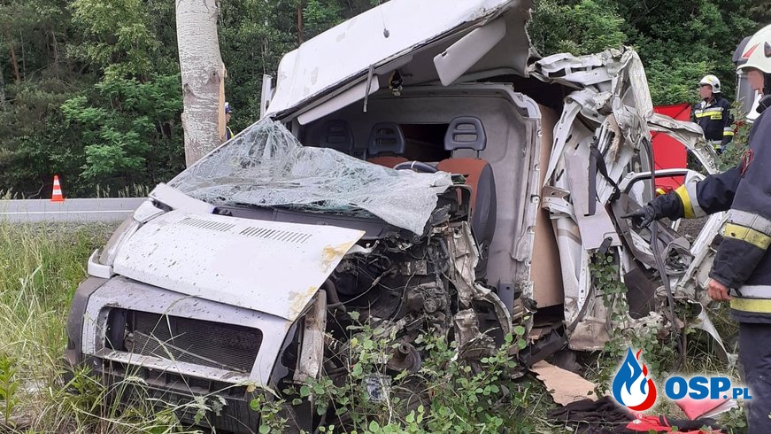 Bus firmy kurierskiej rozbił się na drzewie. Ciężko ranny kierowca trafił do szpitala. OSP Ochotnicza Straż Pożarna