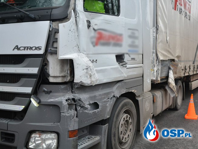 Zderzenie dostawczaka z ciężarówką na trasie Kościerzyna - Łubiana. OSP Ochotnicza Straż Pożarna