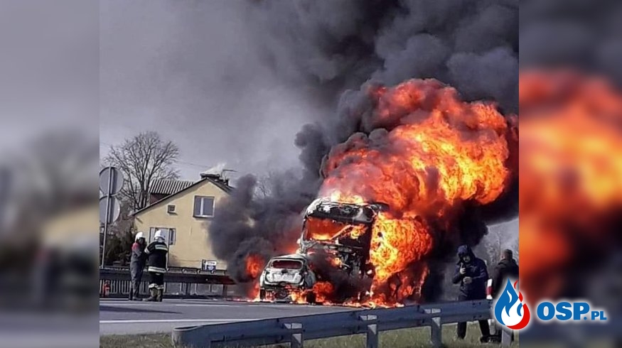 Auto zderzyło się z ciężarówką, oba pojazdy stanęły w ogniu. Jedna osoba zginęła. OSP Ochotnicza Straż Pożarna