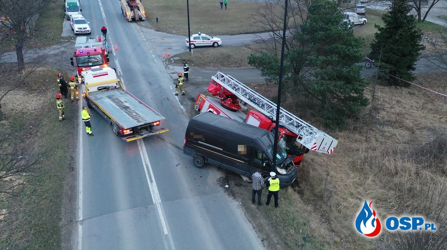 Strażacka autodrabina zderzyła się z busem. Wypadek w drodze do pożaru. OSP Ochotnicza Straż Pożarna